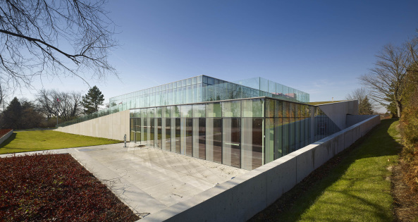 Glas, Betonpaneele, prfabriziert, off-shelf material, Canada, Kanada, Ontaria, Niagaraflle, Niagra falls, library, Bibliothek, recylce, budget, Panton-Stuhl, Panton chair, baunetz, RDHA