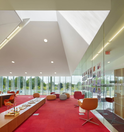 Glas, Betonpaneele, prfabriziert, off-shelf material, Canada, Kanada, Ontaria, Niagaraflle, Niagra falls, library, Bibliothek, recylce, budget, Panton-Stuhl, Panton chair, baunetz, RDHA