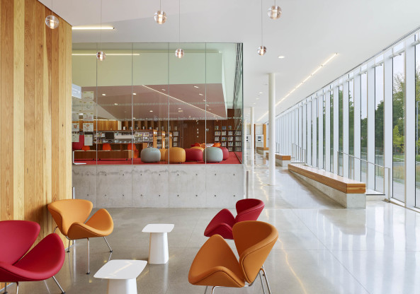 Glas, Betonpaneele, prfabriziert, off-shelf material, Canada, Kanada, Ontaria, Niagaraflle, Niagra falls, library, Bibliothek, recylce, budget, Panton-Stuhl, Panton chair, baunetz, RDHA