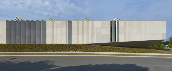 Glas, Betonpaneele, prfabriziert, off-shelf material, Canada, Kanada, Ontaria, Niagaraflle, Niagra falls, library, Bibliothek, recylce, budget, Panton-Stuhl, Panton chair, baunetz, RDHA