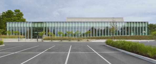 Glas, Betonpaneele, prfabriziert, off-shelf material, Canada, Kanada, Ontaria, Niagaraflle, Niagra falls, library, Bibliothek, recylce, budget, Panton-Stuhl, Panton chair, baunetz, RDHA