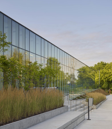 Glas, Betonpaneele, prfabriziert, off-shelf material, Canada, Kanada, Ontaria, Niagaraflle, Niagra falls, library, Bibliothek, recylce, budget, Panton-Stuhl, Panton chair, baunetz, RDHA