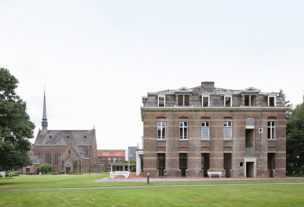 Baunetz, Baunetz-Meldung, Architektur, Architekt, architect, architecture, Architekt gesucht, Meldungen, architecture-news, Architektur Deutschland, deutsche Architekten, german architecture, young architects, Melle, bei Gent, Caritas, Neubau, Umbau, 2016, Verwandlung, Glashaus, transformation, refurbishment, Glas, Fassade, Erhalt, Denkmalschutt, Bewahrung,De Vylder Vinck Tallieu, Sint-Jozef, Ruine, Ruinenkunst, Freiraum, Backstein, bricks, Park, Garten, garden,