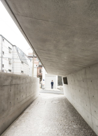 Baunetz, Baunetz-Meldung, Architektur, Architekt, architect, architecture, Architekt gesucht, Meldungen, architecture-news, Architektur, Deutschland, deutsche Architekten, german architecture, young architects, Seoul, Neubau, 2016, new building, concrete, Backstein, Stadthaus, house, realized building, finished building, Stocker Lee, Gangnam district, STOCKER LEE ARCHITETTI, Simone Bossi, Dong Joon Lee, Melanie Stocker, high density, Nachverdichtung,