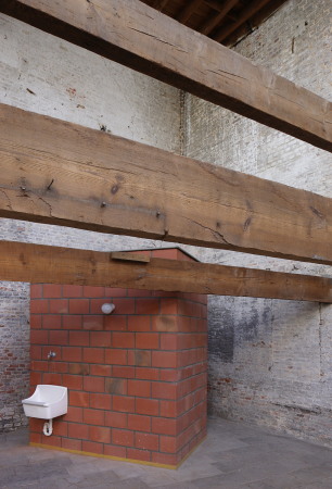 filip dujardin, architecten de vylder vinck taillieu, umbau, schmuck, schmuckgeschft, goldschmiede, juwellier, einbau, regal, schnitt, teilung, ruine, backstein, belgien, begischer, ziegel, dachstuhl, kamin, Kortrijk, 2016, tangram, bauen im bestand, bestand, nieuwstraat