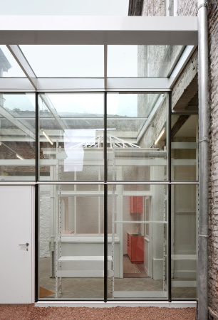 filip dujardin, architecten de vylder vinck taillieu, umbau, schmuck, schmuckgeschft, goldschmiede, juwellier, einbau, regal, schnitt, teilung, ruine, backstein, belgien, begischer, ziegel, dachstuhl, kamin, Kortrijk, 2016, tangram, bauen im bestand, bestand, nieuwstraat