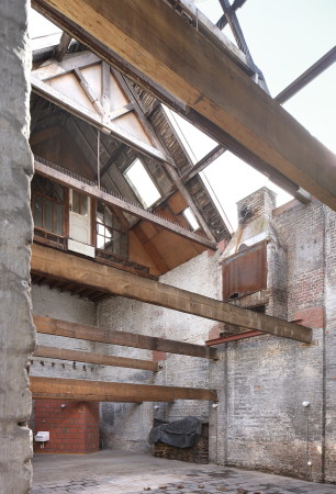 filip dujardin, architecten de vylder vinck taillieu, umbau, schmuck, schmuckgeschft, goldschmiede, juwellier, einbau, regal, schnitt, teilung, ruine, backstein, belgien, begischer, ziegel, dachstuhl, kamin, Kortrijk, 2016, tangram, bauen im bestand, bestand, nieuwstraat