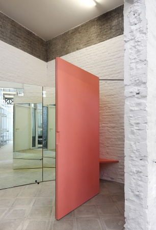 filip dujardin, architecten de vylder vinck taillieu, umbau, schmuck, schmuckgesch�ft, goldschmiede, juwellier, einbau, regal, schnitt, teilung, ruine, backstein, belgien, begischer, ziegel, dachstuhl, kamin, Kortrijk, 2016, tangram, bauen im bestand, bestand, nieuwstraat