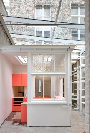 filip dujardin, architecten de vylder vinck taillieu, umbau, schmuck, schmuckgesch�ft, goldschmiede, juwellier, einbau, regal, schnitt, teilung, ruine, backstein, belgien, begischer, ziegel, dachstuhl, kamin, Kortrijk, 2016, tangram, bauen im bestand, bestand, nieuwstraat