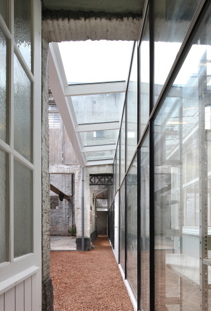 filip dujardin, architecten de vylder vinck taillieu, umbau, schmuck, schmuckgeschft, goldschmiede, juwellier, einbau, regal, schnitt, teilung, ruine, backstein, belgien, begischer, ziegel, dachstuhl, kamin, Kortrijk, 2016, tangram, bauen im bestand, bestand, nieuwstraat