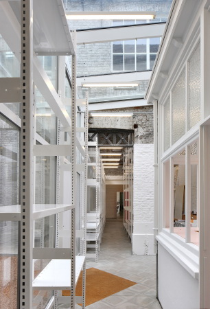 filip dujardin, architecten de vylder vinck taillieu, umbau, schmuck, schmuckgesch�ft, goldschmiede, juwellier, einbau, regal, schnitt, teilung, ruine, backstein, belgien, begischer, ziegel, dachstuhl, kamin, Kortrijk, 2016, tangram, bauen im bestand, bestand, nieuwstraat