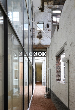 filip dujardin, architecten de vylder vinck taillieu, umbau, schmuck, schmuckgeschft, goldschmiede, juwellier, einbau, regal, schnitt, teilung, ruine, backstein, belgien, begischer, ziegel, dachstuhl, kamin, Kortrijk, 2016, tangram, bauen im bestand, bestand, nieuwstraat