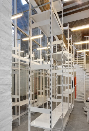 filip dujardin, architecten de vylder vinck taillieu, umbau, schmuck, schmuckgesch�ft, goldschmiede, juwellier, einbau, regal, schnitt, teilung, ruine, backstein, belgien, begischer, ziegel, dachstuhl, kamin, Kortrijk, 2016, tangram, bauen im bestand, bestand, nieuwstraat