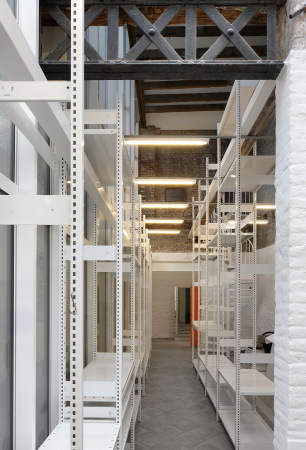 filip dujardin, architecten de vylder vinck taillieu, umbau, schmuck, schmuckgesch�ft, goldschmiede, juwellier, einbau, regal, schnitt, teilung, ruine, backstein, belgien, begischer, ziegel, dachstuhl, kamin, Kortrijk, 2016, tangram, bauen im bestand, bestand, nieuwstraat