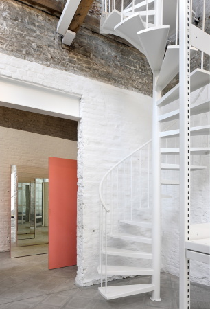 filip dujardin, architecten de vylder vinck taillieu, umbau, schmuck, schmuckgesch�ft, goldschmiede, juwellier, einbau, regal, schnitt, teilung, ruine, backstein, belgien, begischer, ziegel, dachstuhl, kamin, Kortrijk, 2016, tangram, bauen im bestand, bestand, nieuwstraat