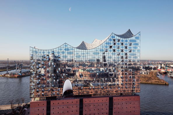 Elbphilharmonie, Hamburg, Hafencity Hamburg, Herzog & de Meuron, Jacques Herzog, Pierre de Meuron, Akustik, Konzerthaus, Konzertsaal, Neubau, Groprojekt, Baukosten, Bauskandal, Hochtief, Elbphilharmonie Hamburg, Yasuhisa Toyota, Nagata Acoustics, Richtfest, Fassade, Orchester, Weie Haut, Konzerthalle, Baunetz, Baunetz-Meldungen, Architektur, Deutsche Architektur, Architektur und Musik, architecture and music, Laeiszhalle Elbphilharmonie Hamburg, Olaf Scholz, Musik an der Elbe, Hansestadt Hamburg, Architekturhighlight, Erffnung Elbphilharmonie, Erffnungskonzert, Konzert, Elphi, Ole von Beust, Kaispeicher A, Investor, Hamburger Hafen, Icon, Ikone, Speicherstadt, Fundament, Dach, Laeiszhalle, Orgel, Kammermusik, Karten Elbphilharmonie, uncube accoustics, Philharmonie
