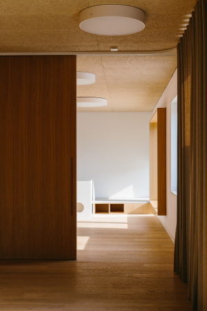 Schenker Salvi Weber, Tirol, sterreich, Bern, Wien, Absam, Kindergarten, Wallfahrtskirche, Jakobsweg, offen, open, kindergarden, Karwendelgebirge,  unterirdische Halle, Holzbauweise, timber construction, underground hall, Turnhalle, Konzertsaal