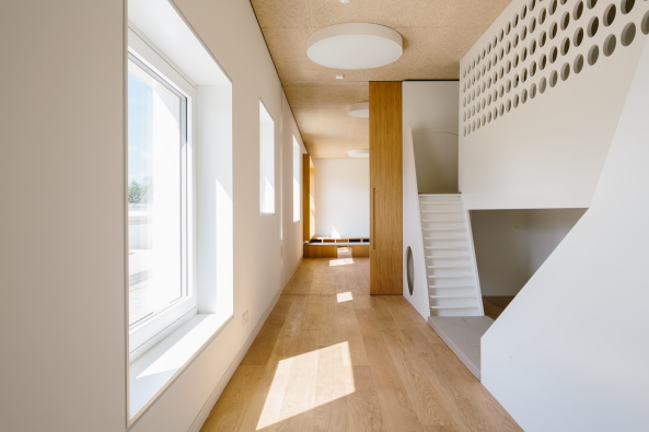 Schenker Salvi Weber, Tirol, sterreich, Bern, Wien, Absam, Kindergarten, Wallfahrtskirche, Jakobsweg, offen, open, kindergarden, Karwendelgebirge,  unterirdische Halle, Holzbauweise, timber construction, underground hall, Turnhalle, Konzertsaal