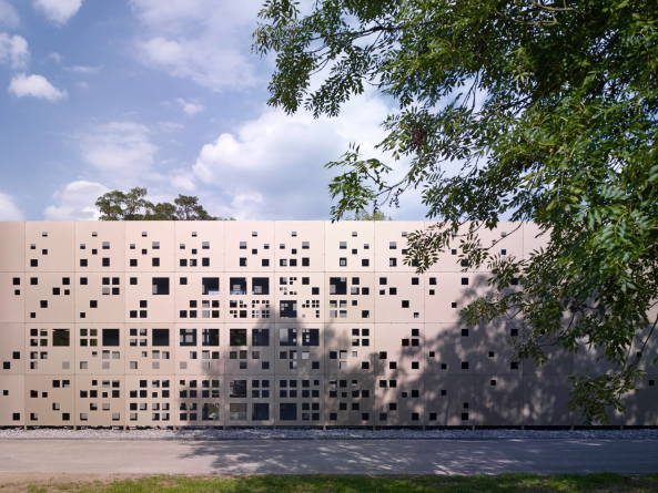 Gold, Braun, Grau, Bronze, Metall, Lochfassade, Laborgebude, Abwasseranlage, Groklrwerk, Stammheim, Kln, Kister Scheithauer Gross,Bimsmauerwerk, Stahlbeton, Trapezdach, Baunetz