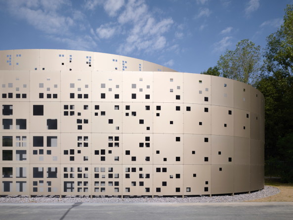 Gold, Braun, Grau, Bronze, Metall, Lochfassade, Laborgebude, Abwasseranlage, Groklrwerk, Stammheim, Kln, Kister Scheithauer Gross,Bimsmauerwerk, Stahlbeton, Trapezdach, Baunetz