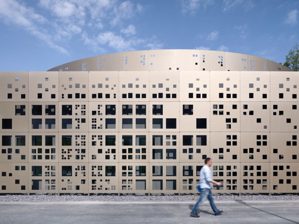 Gold, Braun, Grau, Bronze, Metall, Lochfassade, Laborgebude, Abwasseranlage, Groklrwerk, Stammheim, Kln, Kister Scheithauer Gross,Bimsmauerwerk, Stahlbeton, Trapezdach, Baunetz