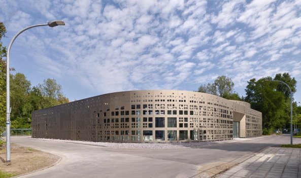 Gold, Braun, Grau, Bronze, Metall, Lochfassade, Laborgebude, Abwasseranlage, Groklrwerk, Stammheim, Kln, Kister Scheithauer Gross,Bimsmauerwerk, Stahlbeton, Trapezdach, Baunetz