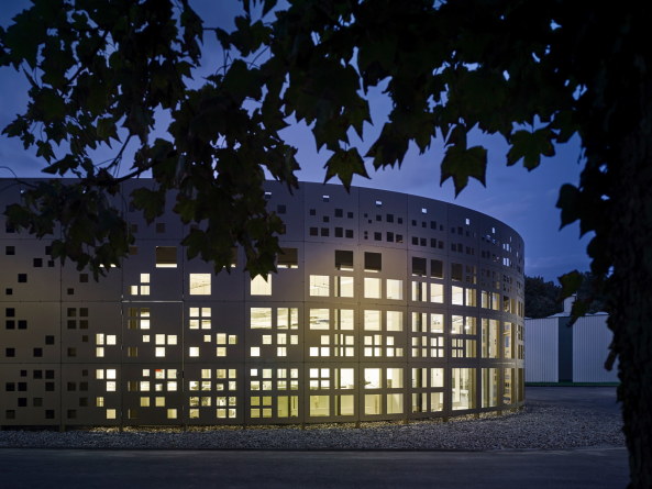 Gold, Braun, Grau, Bronze, Metall, Lochfassade, Laborgebude, Abwasseranlage, Groklrwerk, Stammheim, Kln, Kister Scheithauer Gross,Bimsmauerwerk, Stahlbeton, Trapezdach, Baunetz