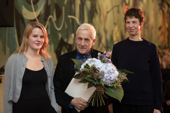 Frampton mit den Jury-Mitgliedern Theresia Enzensberger und Claudia Kromrei