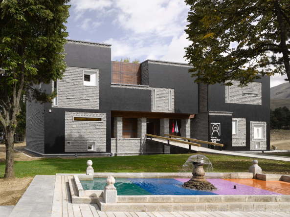 Bolles+Wilson, DEA Studio, Tirana, Kor, Mnster, Albanien, Roman Mensing, Baunetz, Ikonen, Ikonenmuseum, Prison, Gefngnis, Steinfassade, schwarze Flche, Black surface, Hoxha, communism, Kommunismus, Umbau, Museum,