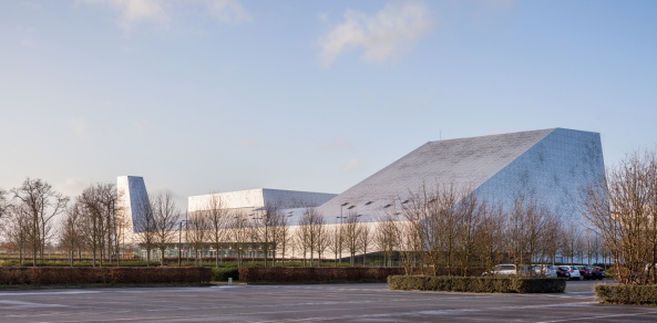 Theater, theater, Aluminiumfassade, almuminum facade, aluminum panels, Agglomeration, suburbia, Chaix & Moix, Théâtre-Sénart, Lieusaint, Novelis,Trophes Eiffel d'architecture acier, Stahlbau, Frankreich, Paris