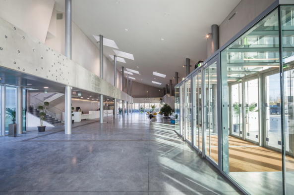 Theater, theater, Aluminiumfassade, almuminum facade, aluminum panels, Agglomeration, suburbia, Chaix & Moix, Théâtre-Sénart, Lieusaint, Novelis,Trophes Eiffel d'architecture acier, Stahlbau, Frankreich, Paris