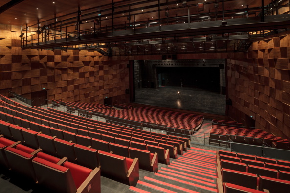 Theater, theater, Aluminiumfassade, almuminum facade, aluminum panels, Agglomeration, suburbia, Chaix & Moix, Théâtre-Sénart, Lieusaint, Novelis,Trophes Eiffel d'architecture acier, Stahlbau, Frankreich, Paris