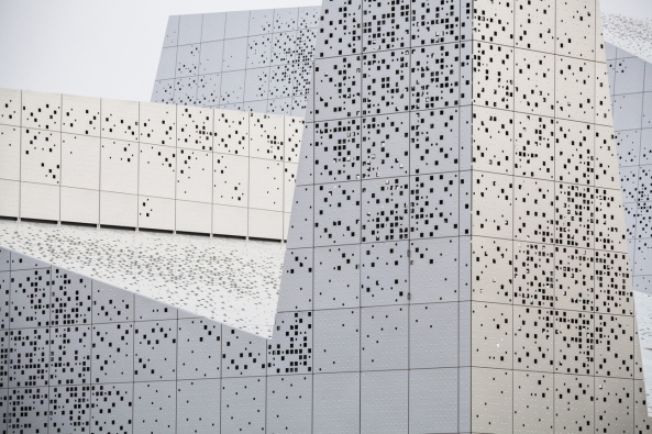 Theater, theater, Aluminiumfassade, almuminum facade, aluminum panels, Agglomeration, suburbia, Chaix & Moix, Théâtre-Sénart, Lieusaint, Novelis,Trophes Eiffel d'architecture acier, Stahlbau, Frankreich, Paris