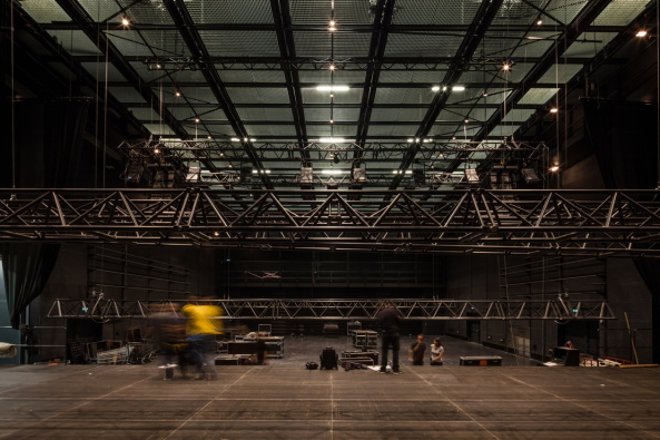 Theater, theater, Aluminiumfassade, almuminum facade, aluminum panels, Agglomeration, suburbia, Chaix & Moix, Théâtre-Sénart, Lieusaint, Novelis,Trophes Eiffel d'architecture acier, Stahlbau, Frankreich, Paris