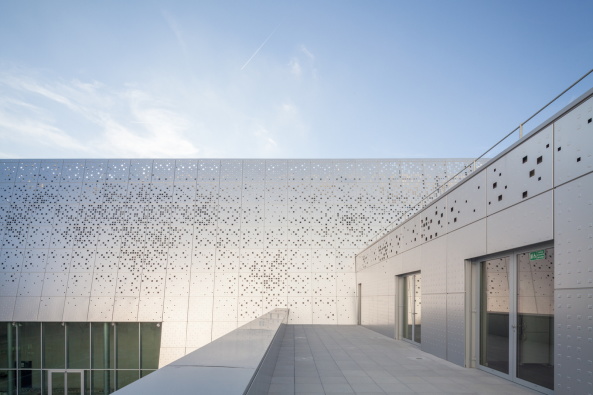 Theater, theater, Aluminiumfassade, almuminum facade, aluminum panels, Agglomeration, suburbia, Chaix & Moix, Théâtre-Sénart, Lieusaint, Novelis,Trophes Eiffel d'architecture acier, Stahlbau, Frankreich, Paris