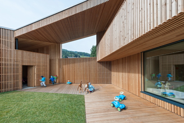 Kindergarten, kindergarden, Hofhaus, Atrium, village, Dorf, rural architecture, drfliches Bauen, lndliches Bauen, feld72, Hertha Hurnaus, Bauen fr Kinder, Olang, Niederolang, Bruneck, Sdtirol, architecture for children, architecture for kids, wood, wall, Holz, Mauer, Topographie, topography, Hanglage