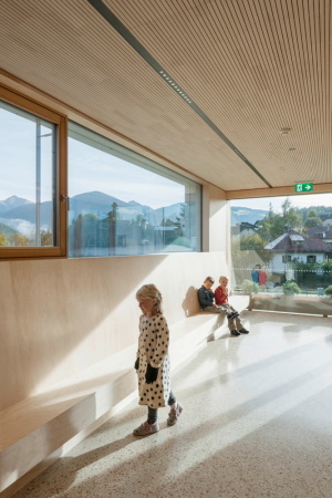 Kindergarten, kindergarden, Hofhaus, Atrium, village, Dorf, rural architecture, d�rfliches Bauen, l�ndliches Bauen, feld72, Hertha Hurnaus, Bauen f�r Kinder, Olang, Niederolang, Bruneck, S�dtirol, architecture for children, architecture for kids, wood, wall, Holz, Mauer, Topographie, topography, Hanglage
