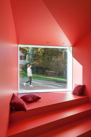 Kindergarten, kindergarden, Hofhaus, Atrium, village, Dorf, rural architecture, d�rfliches Bauen, l�ndliches Bauen, feld72, Hertha Hurnaus, Bauen f�r Kinder, Olang, Niederolang, Bruneck, S�dtirol, architecture for children, architecture for kids, wood, wall, Holz, Mauer, Topographie, topography, Hanglage