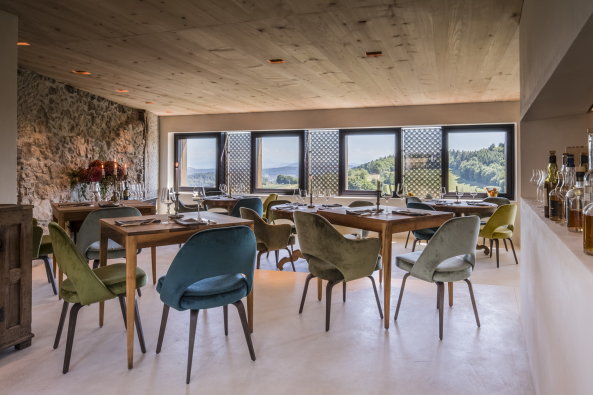 Sabrina Scheja, L3P Architekten, winterthur, schweiz, umbau, renovierung, gasthaus, hotel, wirtshaus, historisch, fachwerk, stadtmauer, krone, Restaurant, lobby, alt, neu, Regensberg, Oberburg, sanierung, holz, eth