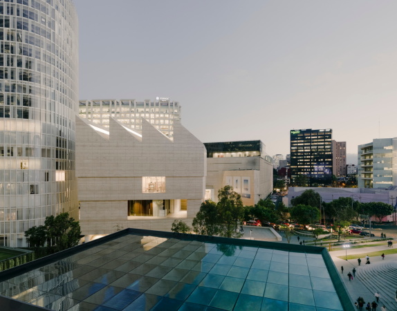 Menos e Mais Arquitectos Associados, Joao Mendes Ribeiro Arquitecto, Arquiplago  centro de artes contemporneas, Ribeira Grande, Zaha Hadid Architects, DiA Holding, Heydar Aliyev Center, Baku, David Chipperfield Architects, Taller Abierto de Arquitectura y Urbanismo (TAAU), Museo Jumex, Mexiko-Stadt, Mexico-City, DRDH Architects, Stormen, Bod, Agence d'architecture Philippe Prost (AAPP), Mmorial international, Ring of Remembrance, Notre-Dame-de-Lorette, Billie Tsien, Kunl Adeyemi, Marilyn Jordan Taylor, Philip Gumuchdjian, Richard Rogers, RIBA Award for International Excellence, RIBA International Prize, Grafton Architects, Shell Arquitectos, Universidad de Ingenieria y Tecnologia (UTEC), Lima, Simon Menges, Baunetz Meldung, architecture prize, Royal Institute of British Architects, worlds best building, Simon Menges, Iwan Baan, Jos Campos, Hufton + Crow, Nin Solis, Moritz Bernoully, David Grandorge, Aitor Ortiz