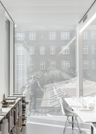 Beton, Glas, Rampe, SLETH, Kulturhauptstadt, Aarhus, Industriegebiet,Gentrifizierung, Brohaus, glass, concrete, Riss, landscape architecture, architecture, 2017, Baunetz, Rasmus Hjortshj C O A S T