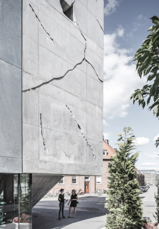 Beton, Glas, Rampe, SLETH, Kulturhauptstadt, Aarhus, Industriegebiet,Gentrifizierung, Brohaus, glass, concrete, Riss, landscape architecture, architecture, 2017, Baunetz, Rasmus Hjortshj C O A S T
