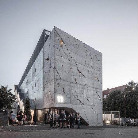 Beton, Glas, Rampe, SLETH, Kulturhauptstadt, Aarhus, Industriegebiet,Gentrifizierung, B�rohaus, glass, concrete, Riss, landscape architecture, architecture, 2017, Baunetz, Rasmus Hjortsh�j C O A S T