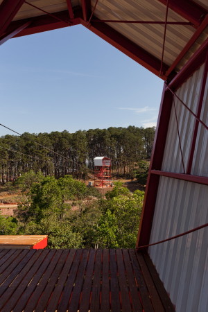 Alberto Sim�es Park, Pedro Paes, Eugenio Teixeira Borges, IDOM, S�o Jos� dos Campos, Brasilien, 2016, Landschaftsplanung, Abenteuerpark, Baumwipfelpfad, Parkanlage, rot