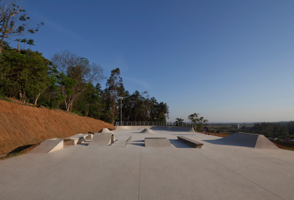 Alberto Simes Park, Pedro Paes, Eugenio Teixeira Borges, IDOM, So Jos dos Campos, Brasilien, 2016, Landschaftsplanung, Abenteuerpark, Baumwipfelpfad, Parkanlage, rot