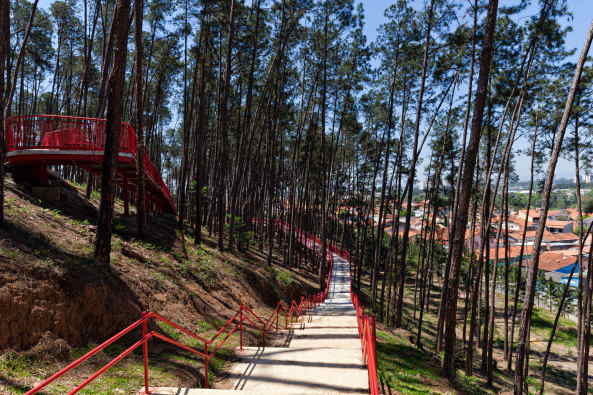 Alberto Simes Park, Pedro Paes, Eugenio Teixeira Borges, IDOM, So Jos dos Campos, Brasilien, 2016, Landschaftsplanung, Abenteuerpark, Baumwipfelpfad, Parkanlage, rot