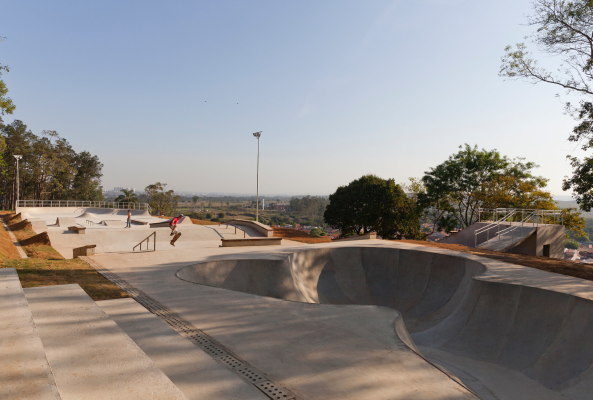 Alberto Simes Park, Pedro Paes, Eugenio Teixeira Borges, IDOM, So Jos dos Campos, Brasilien, 2016, Landschaftsplanung, Abenteuerpark, Baumwipfelpfad, Parkanlage, rot
