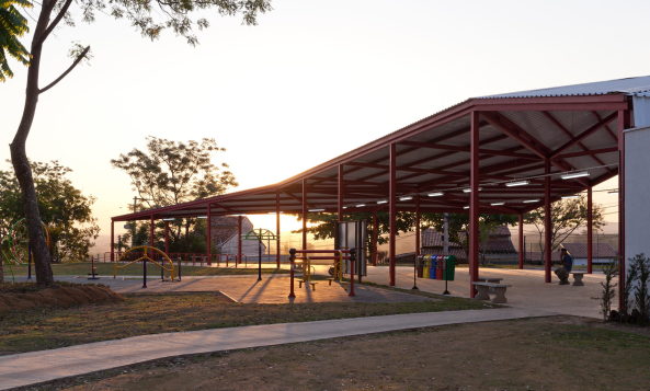 Alberto Simes Park, Pedro Paes, Eugenio Teixeira Borges, IDOM, So Jos dos Campos, Brasilien, 2016, Landschaftsplanung, Abenteuerpark, Baumwipfelpfad, Parkanlage, rot