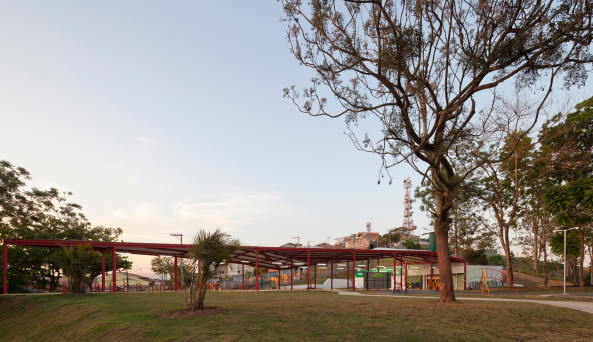 Alberto Simes Park, Pedro Paes, Eugenio Teixeira Borges, IDOM, So Jos dos Campos, Brasilien, 2016, Landschaftsplanung, Abenteuerpark, Baumwipfelpfad, Parkanlage, rot
