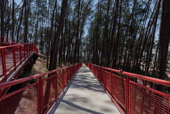 Alberto Simes Park, Pedro Paes, Eugenio Teixeira Borges, IDOM, So Jos dos Campos, Brasilien, 2016, Landschaftsplanung, Abenteuerpark, Baumwipfelpfad, Parkanlage, rot